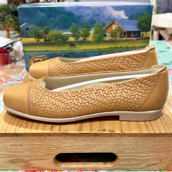 SAS Women's Maui wheat size 10 flats brand new with box;tri-pad comfort - Picture 3 of 13